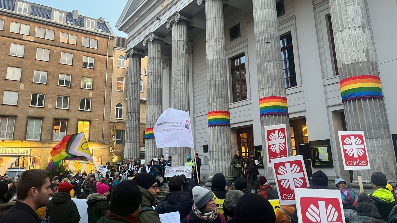 Der Theaterplatz ist gut gefüllt: Viele Protestgruppen sind gekommen.