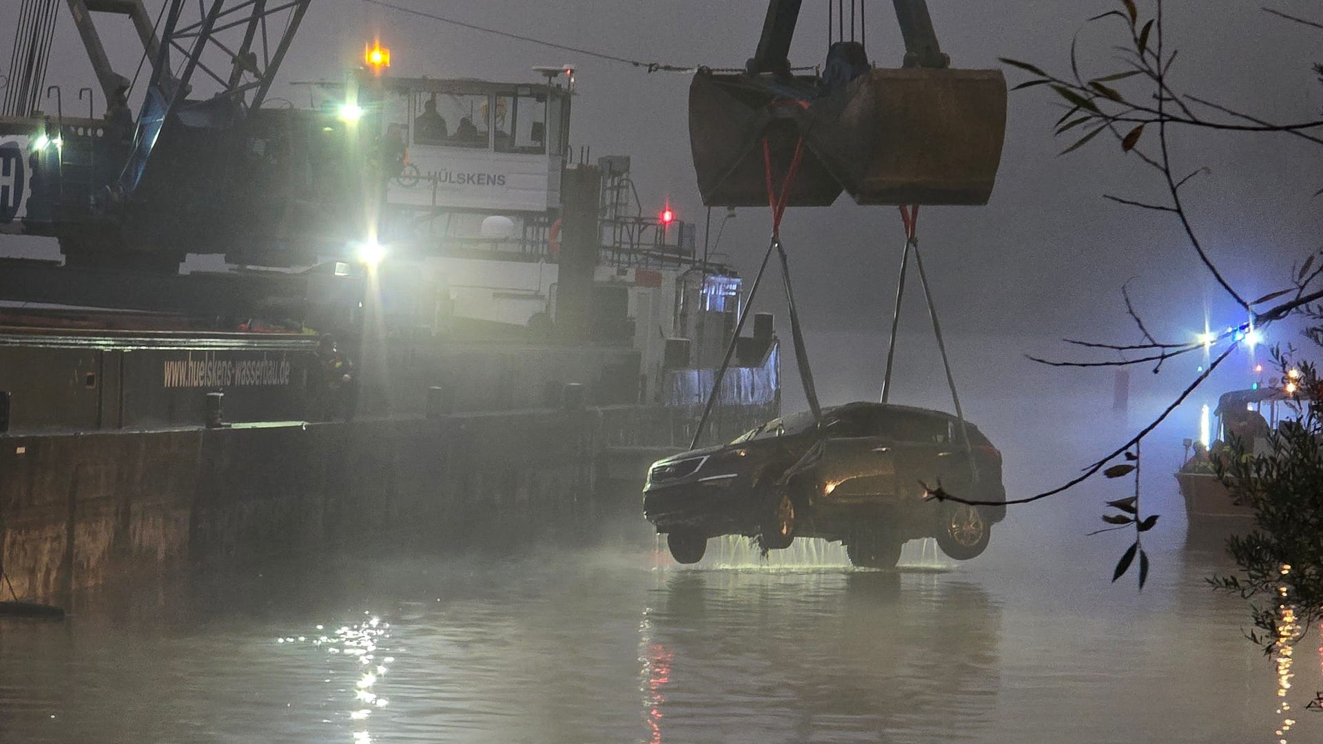 Das Auto wird aus der Donau gezogen: Im Inneren befand sich ein Toter.