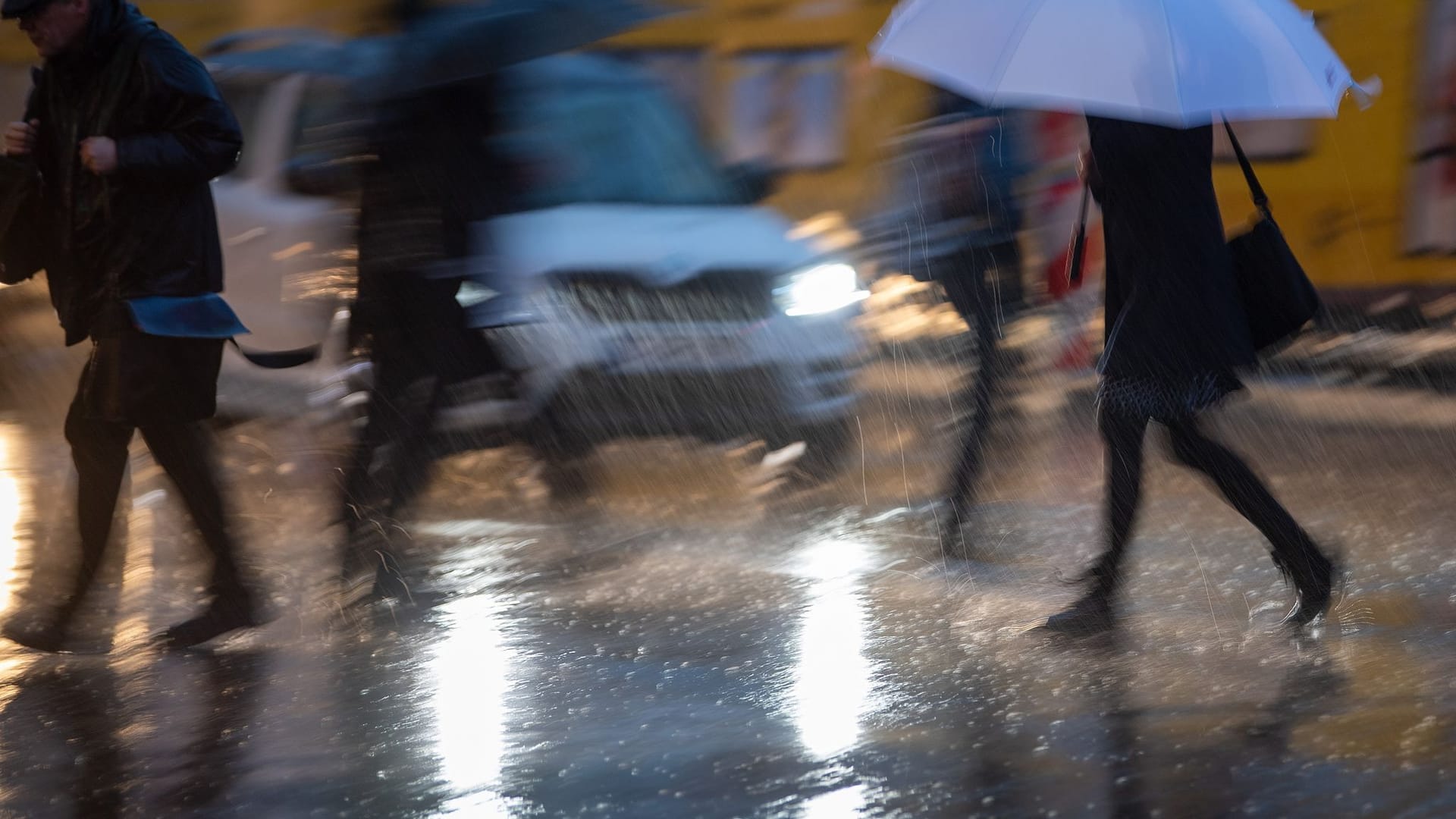 Passanten im Regen