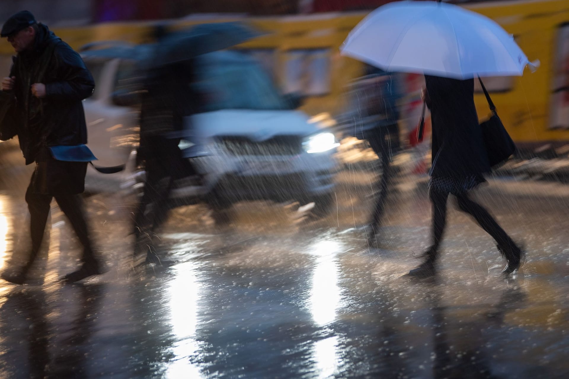 Passanten im Regen