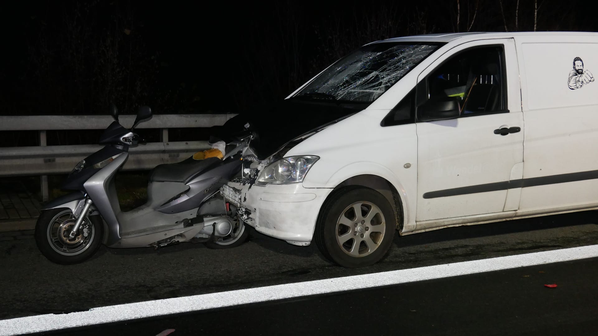 Der Mercedes Sprinter erfasste den Motorroller. Der Fahrer, ein 71-jähriger Mann, starb.