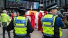 Britische Polizisten sichern eine Kundgebung in London.