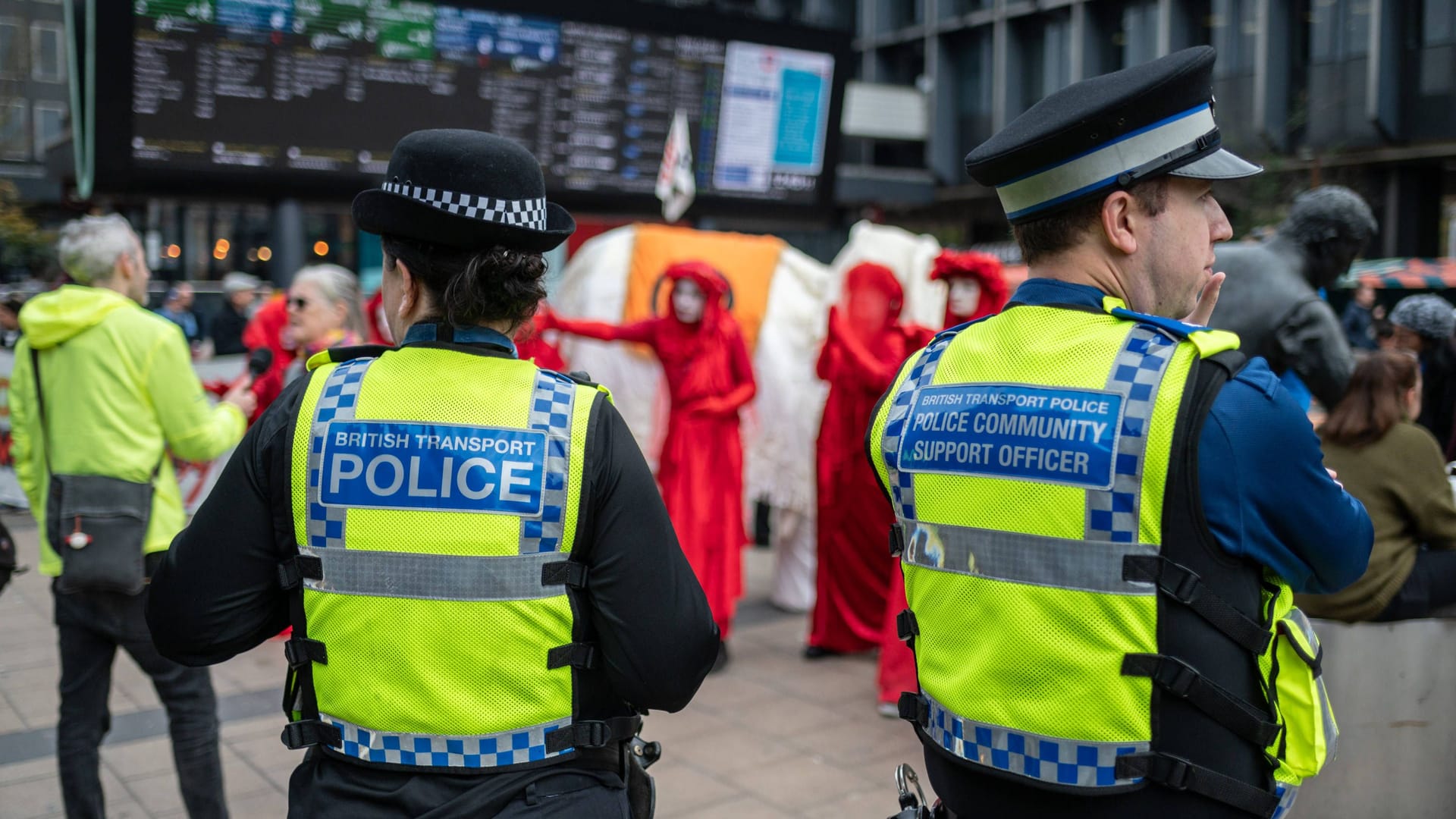 Britische Polizisten sichern eine Kundgebung in London.