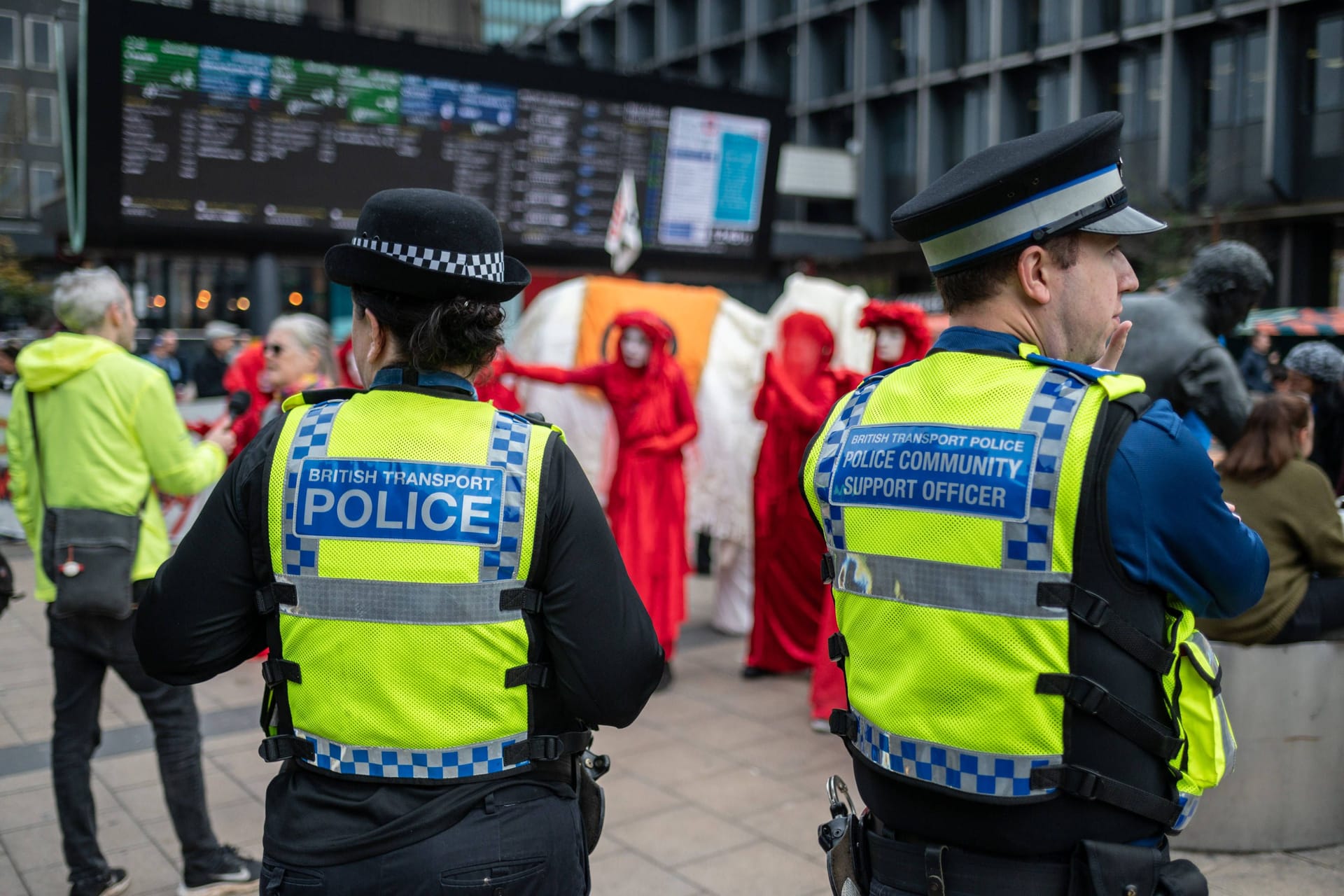 Britische Polizisten sichern eine Kundgebung in London.