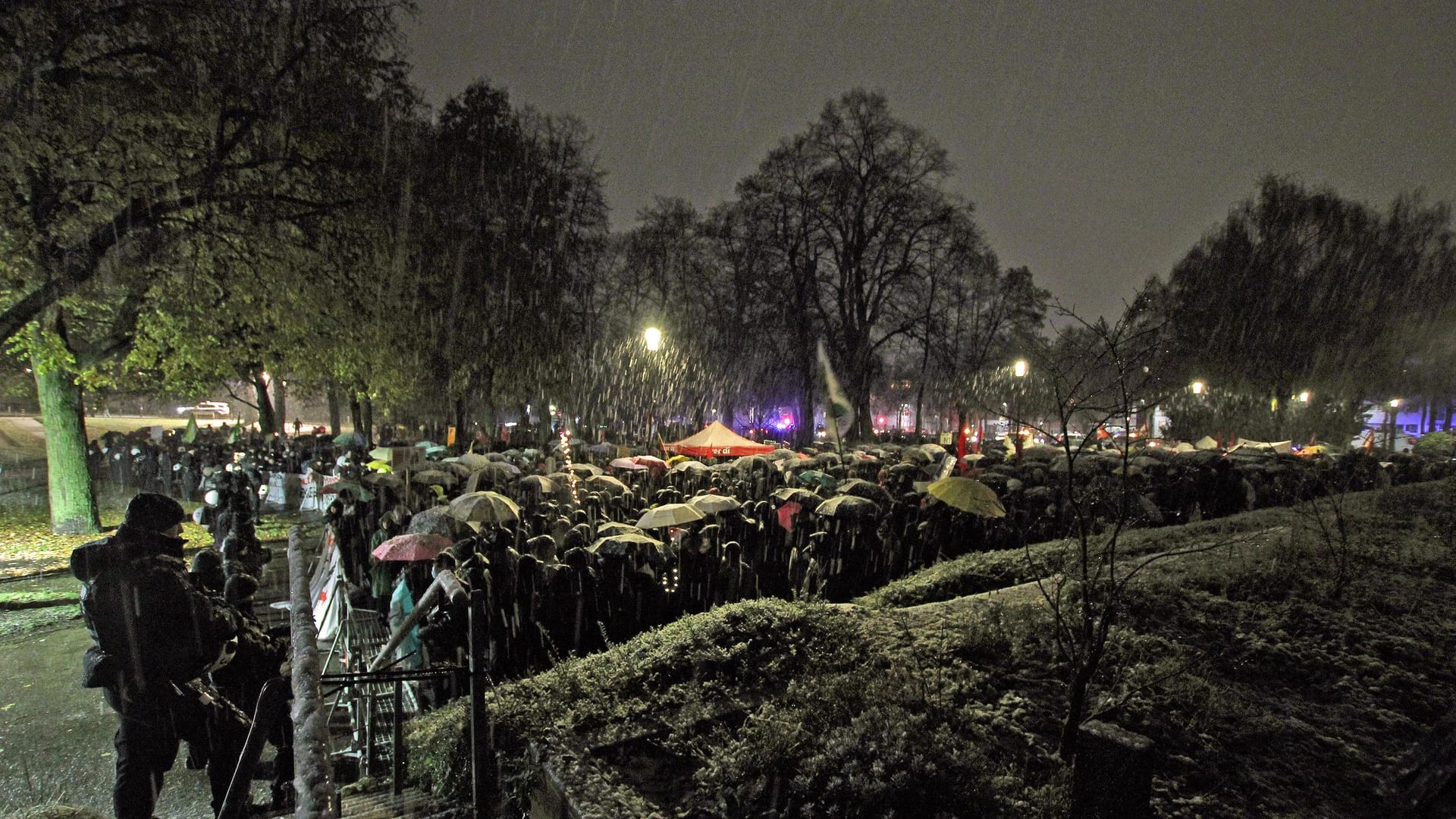 Die Demonstranten versammelten sich am Ende des Demo-Zuges vor dem Eurogress.