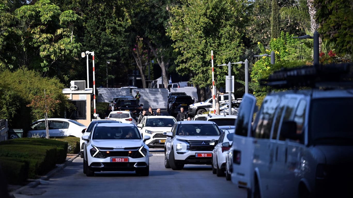 Israelische Sicherheitskräfte sperren im Oktober eine Straße in Caesarea ab, in der sich ein Haus von Benjamin Netanjahu befindet.