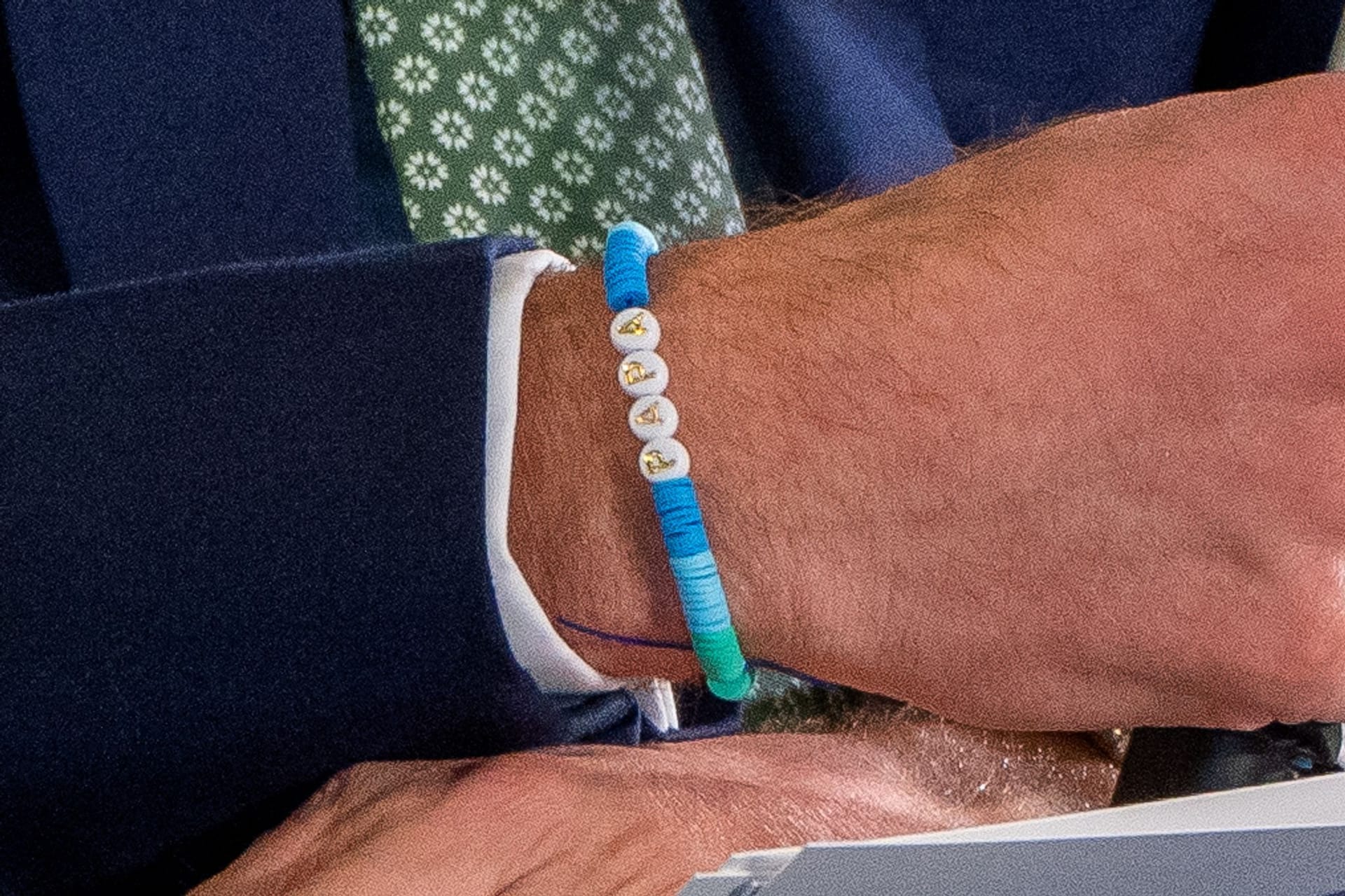 Prinz William trägt ein Armbändchen mit dem Schriftzug "Papa" während der Earthshot- Veranstaltung im Portside Tower.