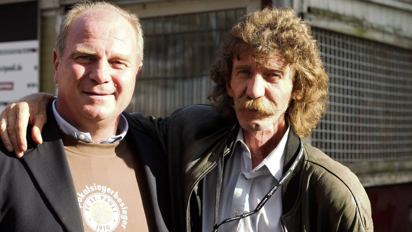 Uli Hoeneß (l.) trägt ein "Retter"-T-Shirt: Zur Belohnung gibts eine Umarmung von St. Pauli-Ikone Walter Frosch. (Archivbild)