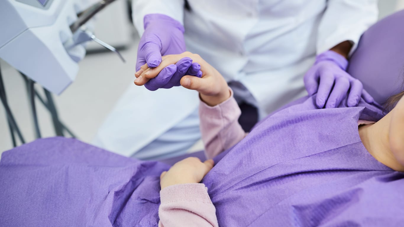 Kommunizieren Sie Ihre Angst: Dann kann Ihr Zahnarzt besonders behutsam vorgehen bei der Behandlung.