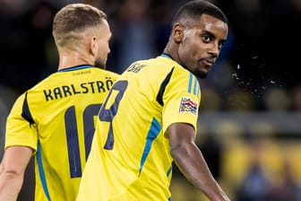 Alexander Isak (r.): Der Schwede erzielte gegen Aserbaidschan einen Treffer, der zurückgenommen wurde.