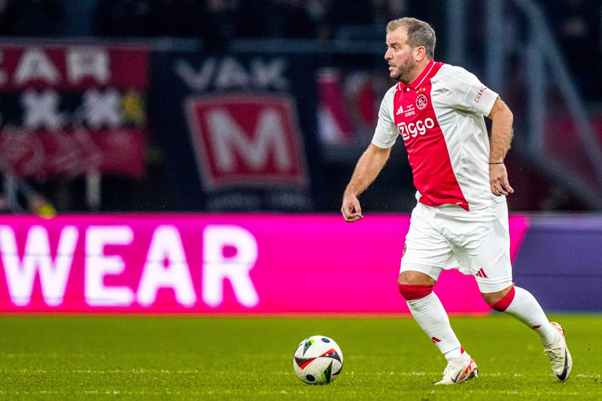 Rafael van der Vaart bei einem Legenden-Match im Trikot von Ajax Amsterdam.