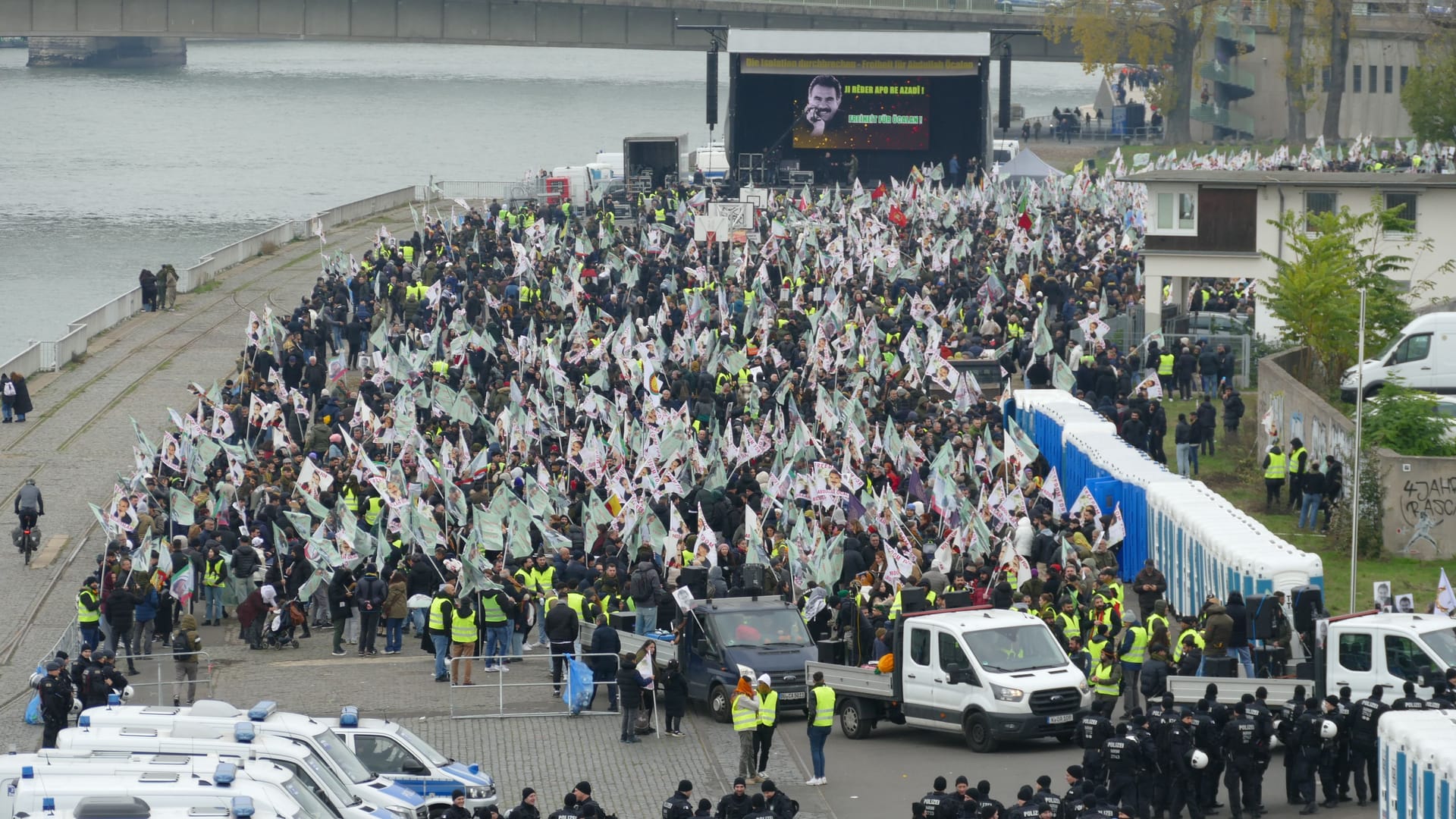 Ab 12 Uhr startete die Demonstration, bei der Tausende über die Siegburger Straße zur Severinsbrücke zogen. Beendet wurde sie mit einer Kundgebung auf der Deutzer Werft.