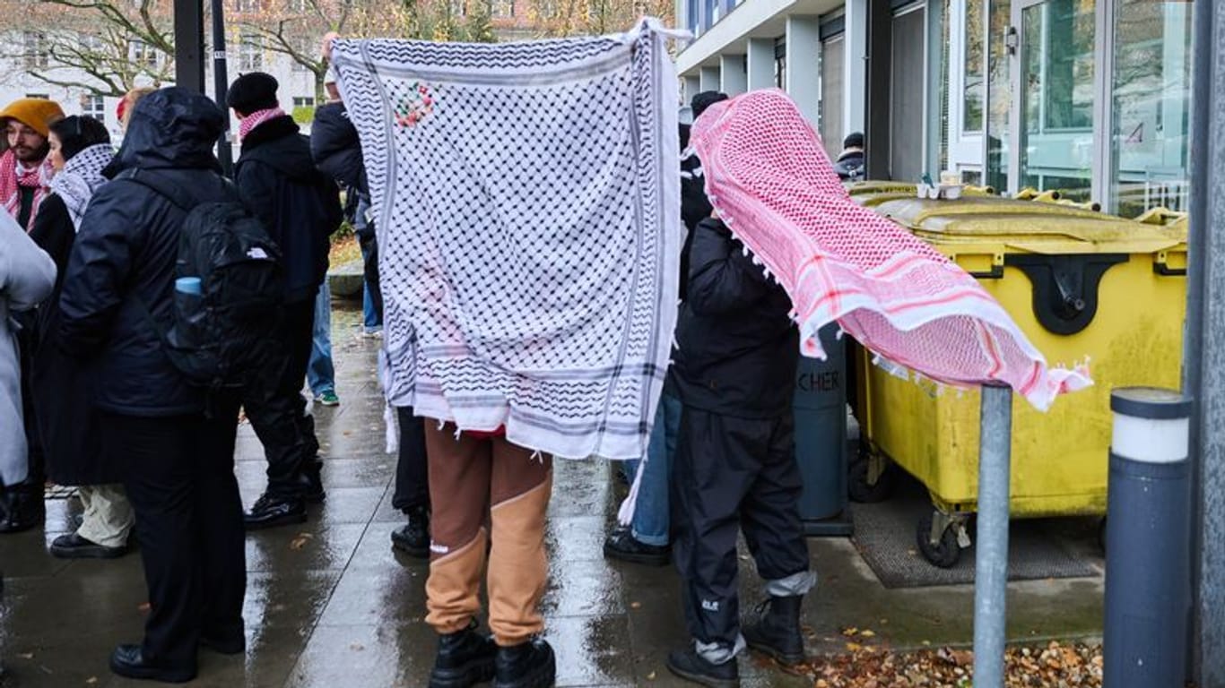 Pro-palästinensische Demonstranten, insbesondere Studierende versammeln sich vor dem Otto-Suhr-Institut in Berlin-Dahlem: Sie fordern ein freies Palästina.