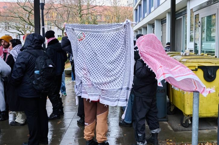 Pro-palästinensische Demonstranten, insbesondere Studierende versammeln sich vor dem Otto-Suhr-Institut in Berlin-Dahlem: Sie fordern ein freies Palästina.