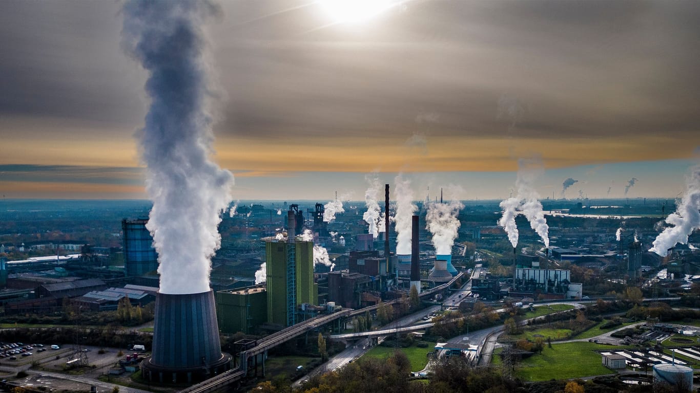 Stahlproduktion in Duisburg (Archivbild): Bis zu 11.000 Mitarbeiter sollen hier ihre Arbeitsplätze verlieren.