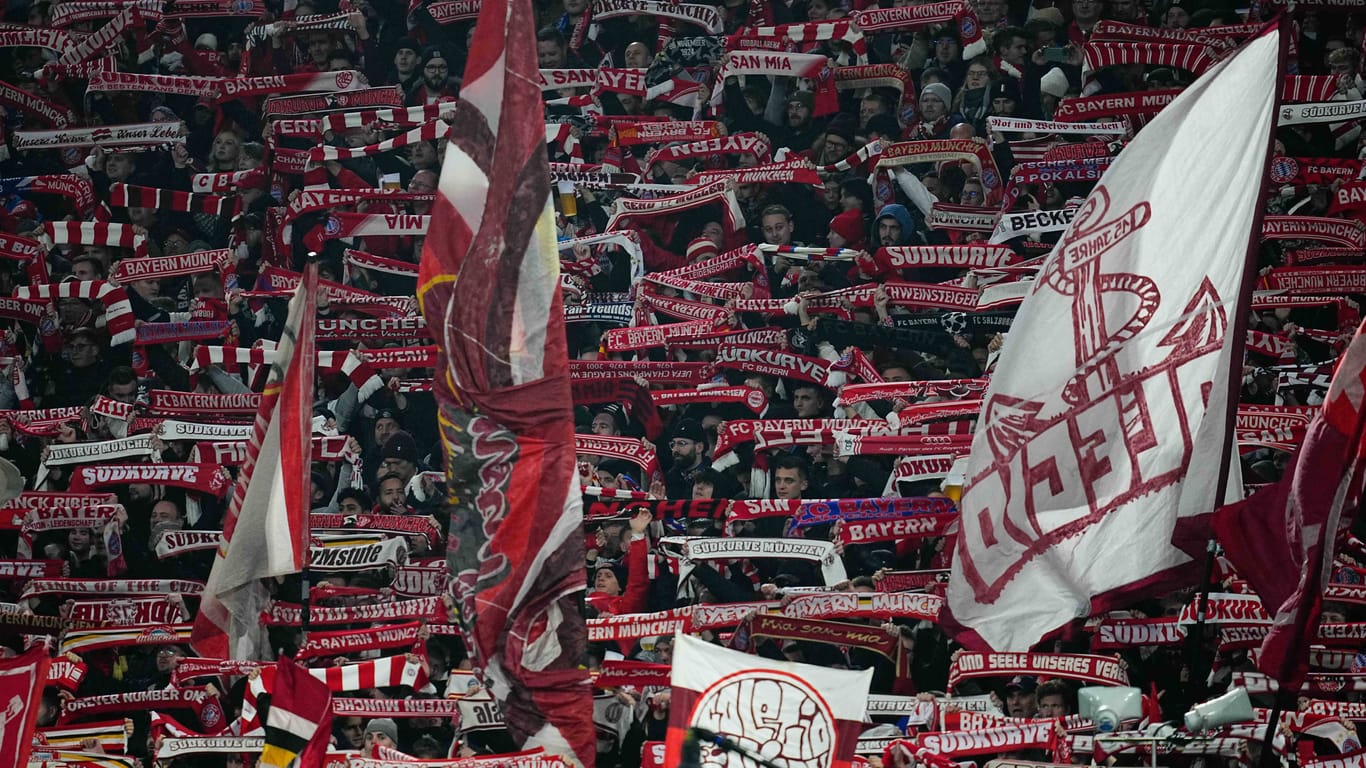 Volle Tribüne im Spiel gegen Benfica Lissabon: Auf den Rängen in der Münchner Allianz Arena kam es zu einem medizinischen Notfall.