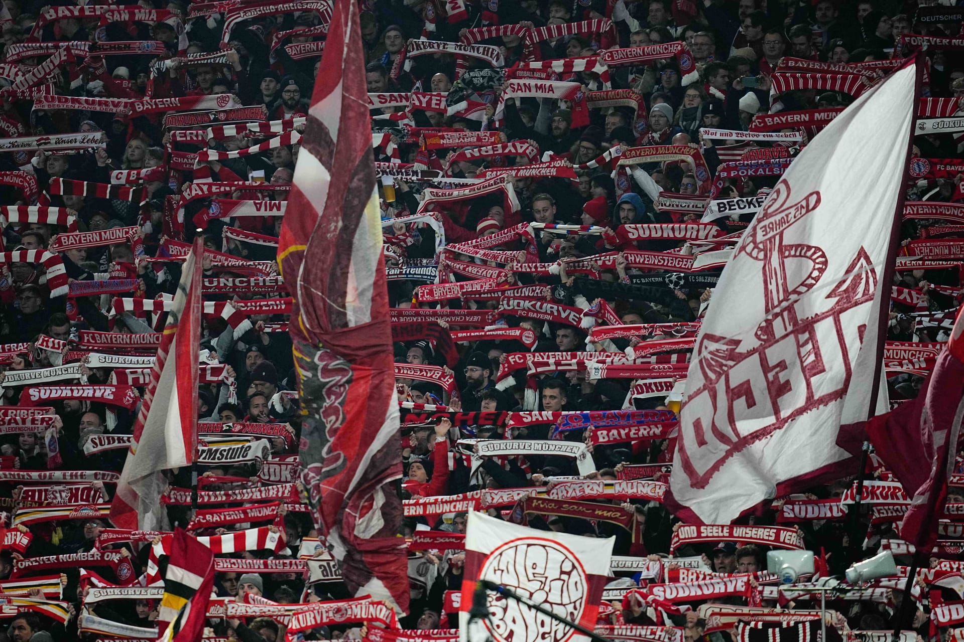 Volle Tribüne im Spiel gegen Benfica Lissabon: Auf den Rängen in der Münchner Allianz Arena kam es zu einem medizinischen Notfall.