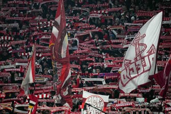 Volle Tribüne im Spiel gegen Benfica Lissabon: Auf den Rängen in der Münchner Allianz Arena kam es zu einem medizinischen Notfall.