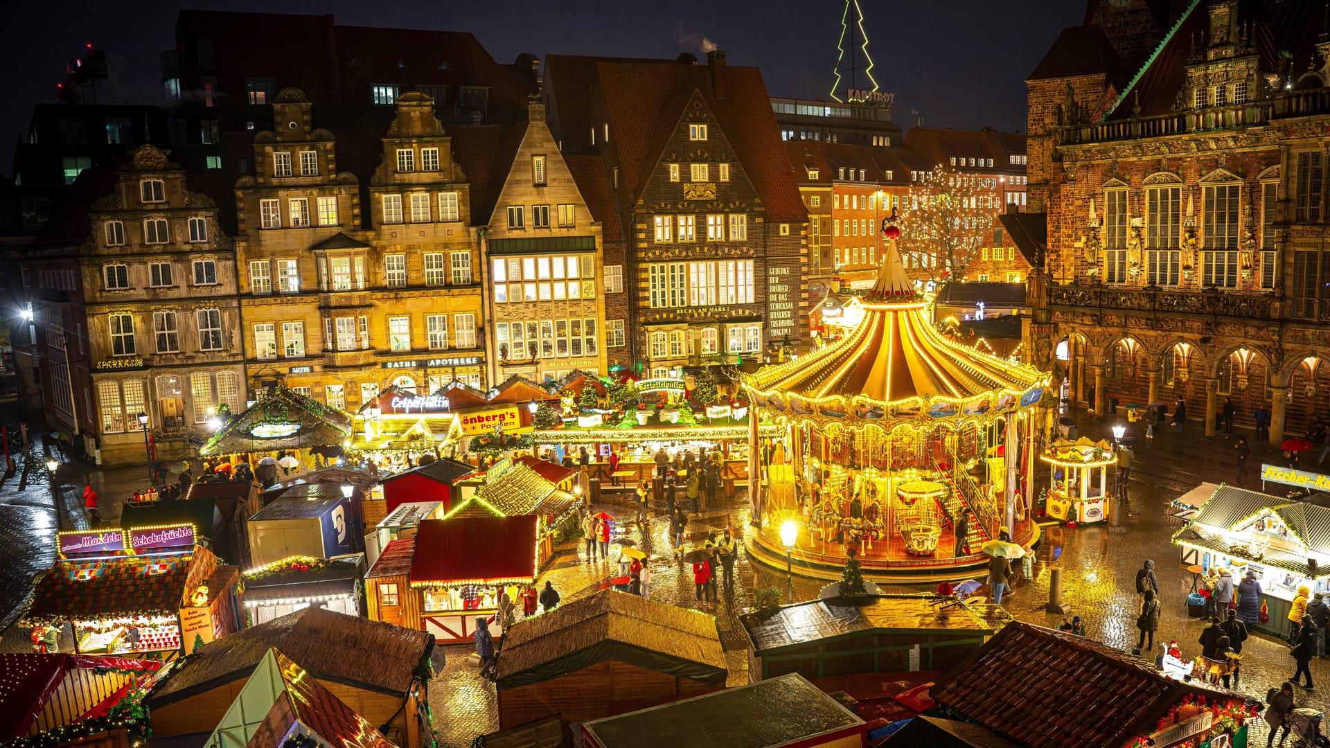 Der Weihnachtsmarkt in der Altstadt: Viele Buden suchen noch Aushilfen.