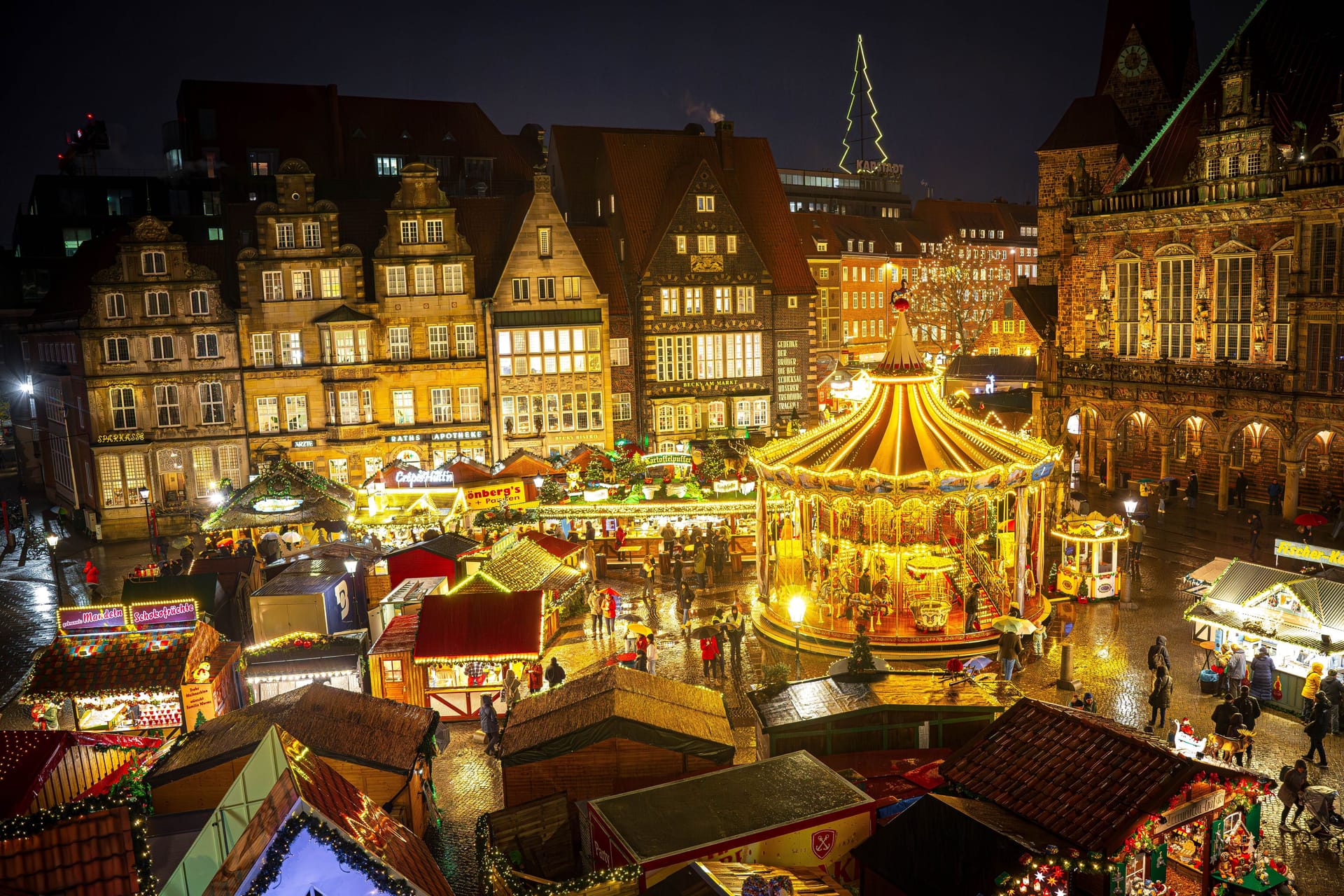 Der Weihnachtsmarkt in der Altstadt: Viele Buden suchen noch Aushilfen.