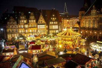 Der Weihnachtsmarkt in der Altstadt: Viele Buden suchen noch Aushilfen.