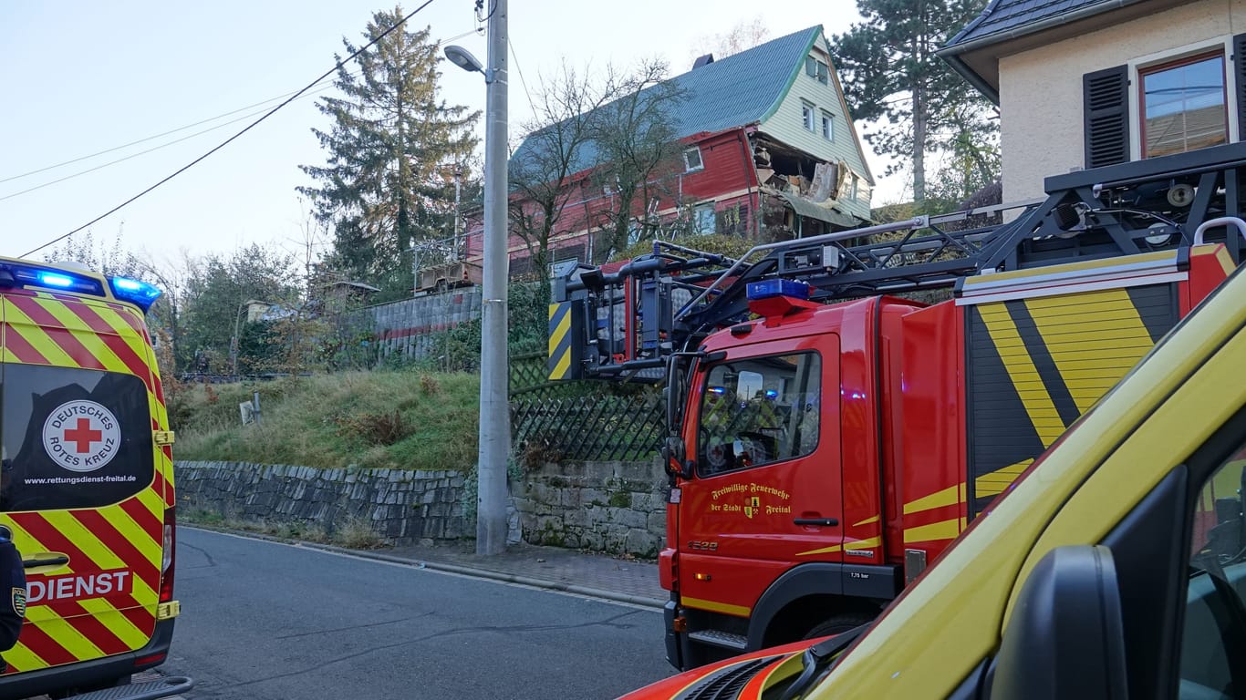 Ein Haus in Freital: Hier kam es in einer Wohnung zu einer Explosion.