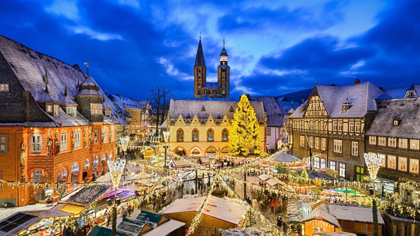 Der Blick von oben auf den Weihnachtsmarkt: Eingebettet in die Altstadt, lockt dieser besondere Markt auch Besucher aus der Umgebung.