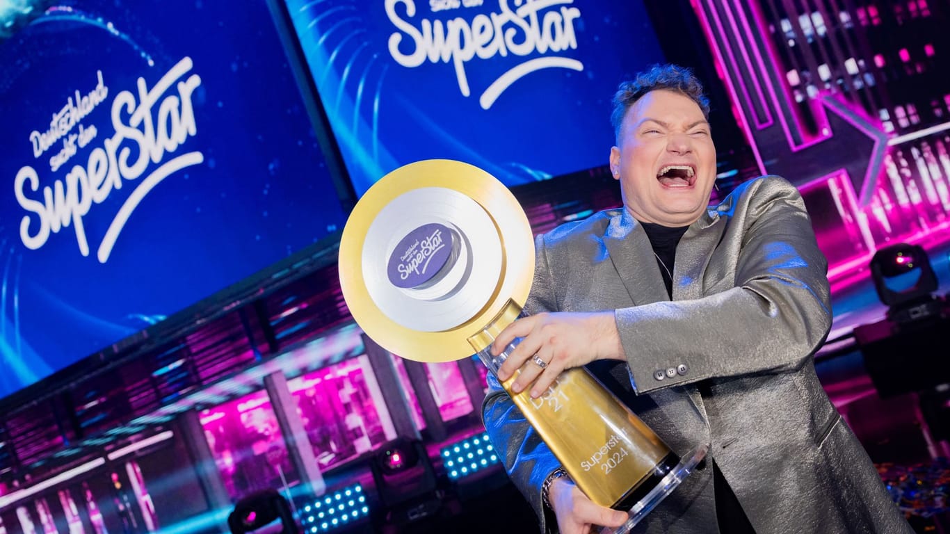 Christian Jährig jubelt mit der Trophäe nach seinem Sieg im Finale der RTL Castingshow "Deutschland sucht den Superstar".