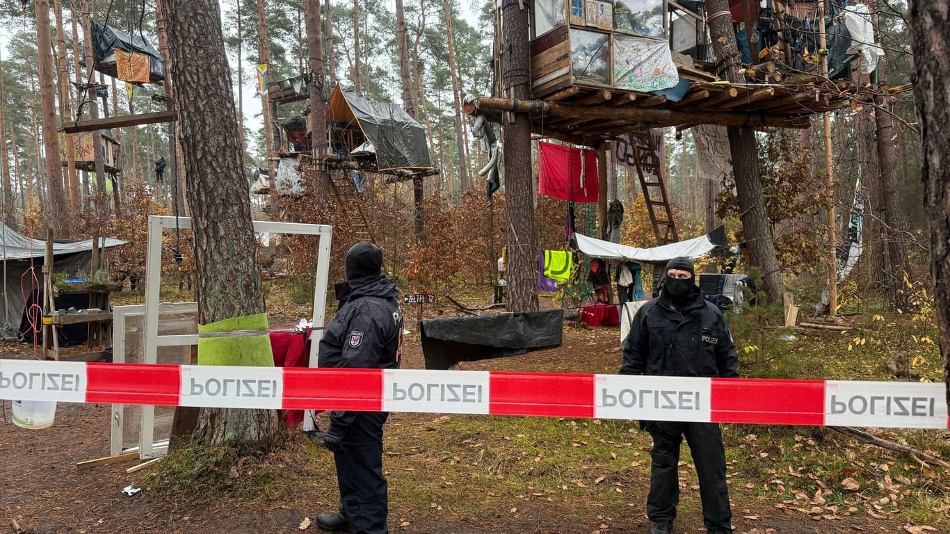 Polizei-Einsatz im Tesla-Protestcamp in Grünheide