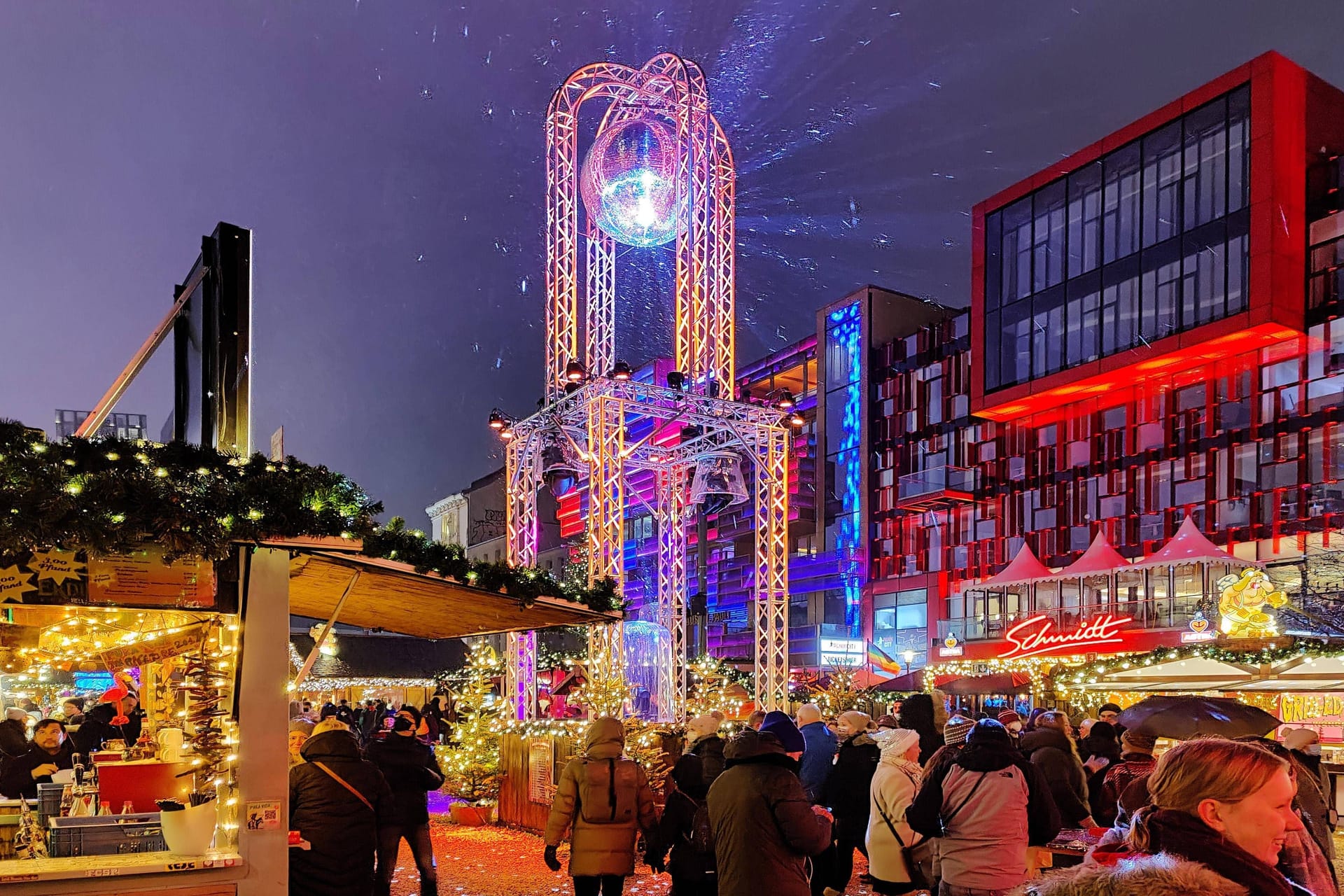 Santa Pauli findet vom 11. November bis 23. Dezember auf dem Spielbudenplatz auf der Reeperbahn statt.