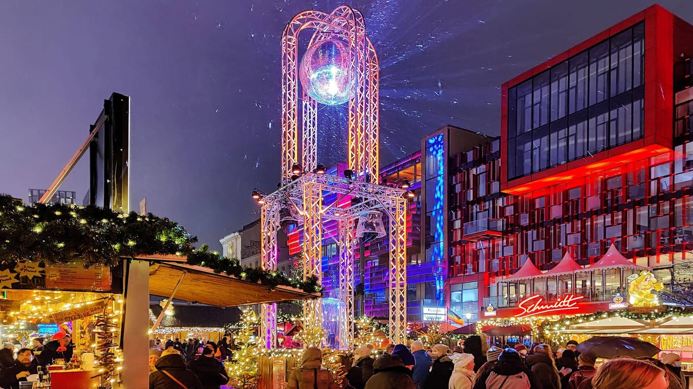 Santa Pauli findet vom 11. November bis 23. Dezember auf dem Spielbudenplatz auf der Reeperbahn statt.