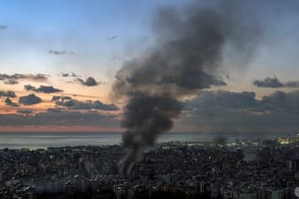 Nach einem israelischen Luftangriff auf Dahieh steigt Rauch auf.