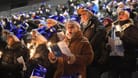 Fans von 1860 München beim Adventssingen (Archivbild): Am 7. Dezember erklingen im Grünwalder Stadion wieder Weihnachtslieder statt Fangesänge.