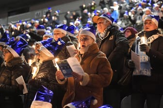 Fans von 1860 München beim Adventssingen (Archivbild): Am 7. Dezember erklingen im Grünwalder Stadion wieder Weihnachtslieder statt Fangesänge.