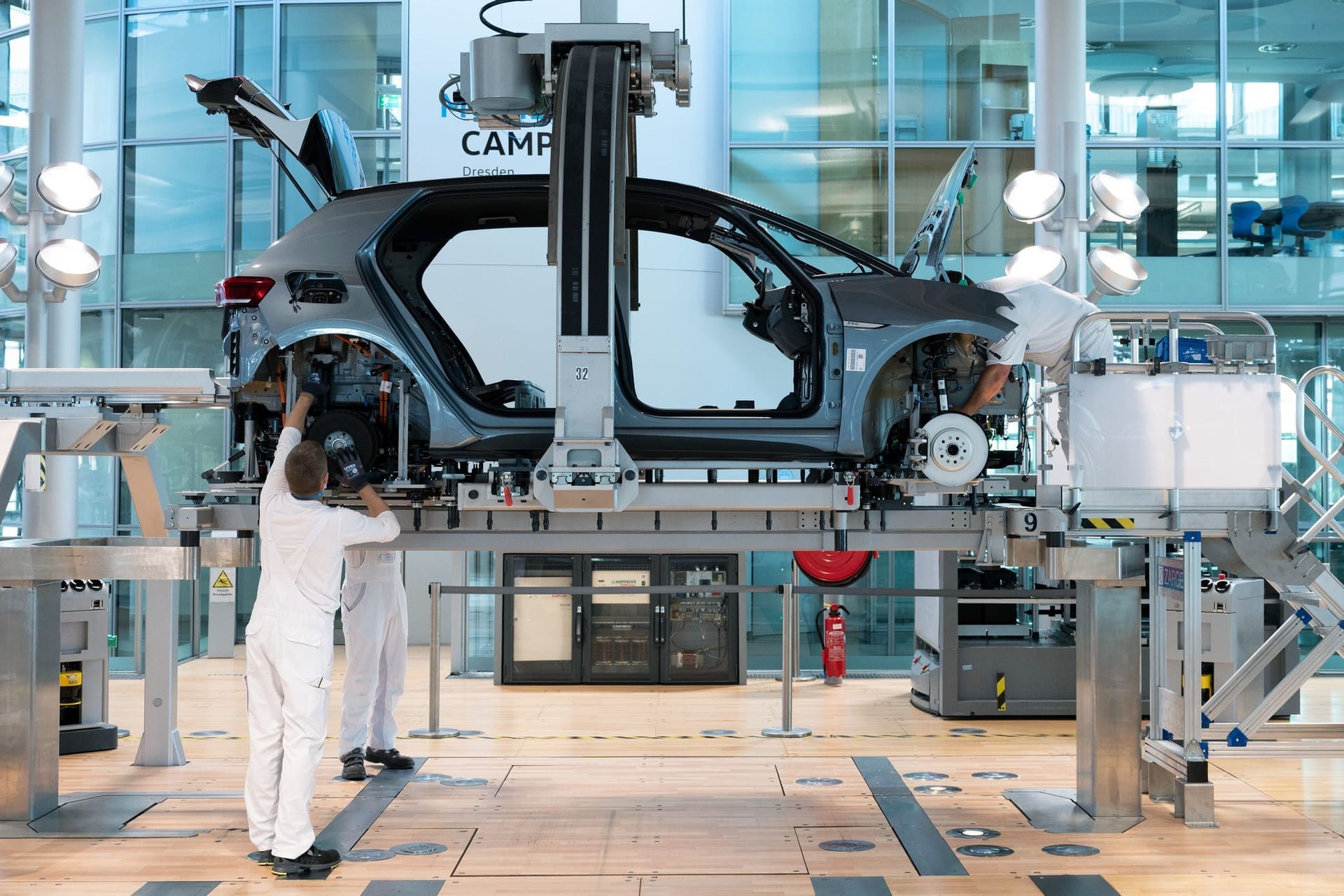 In der "Gläsernen Manufaktur" in Dresden wird an diesem Montag gestreikt. (Archivfoto)