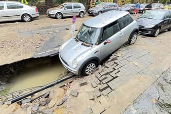 Ein geparktes Auto ist in ein Loch in Dortmund gerutscht: Grund war wohl ein Wasserrohrbruch.