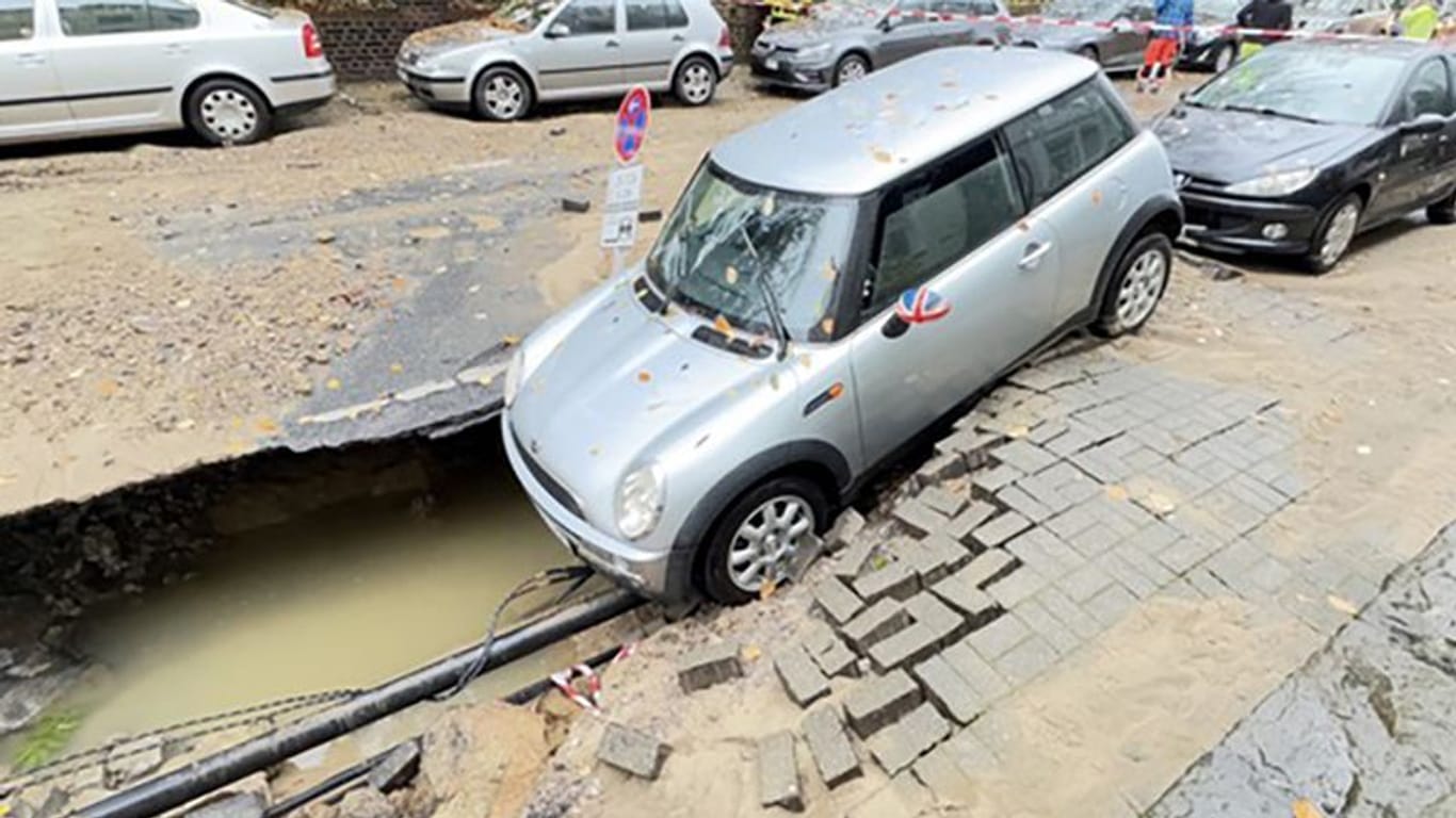 Ein geparktes Auto ist in ein Loch in Dortmund gerutscht: Grund war wohl ein Wasserrohrbruch.