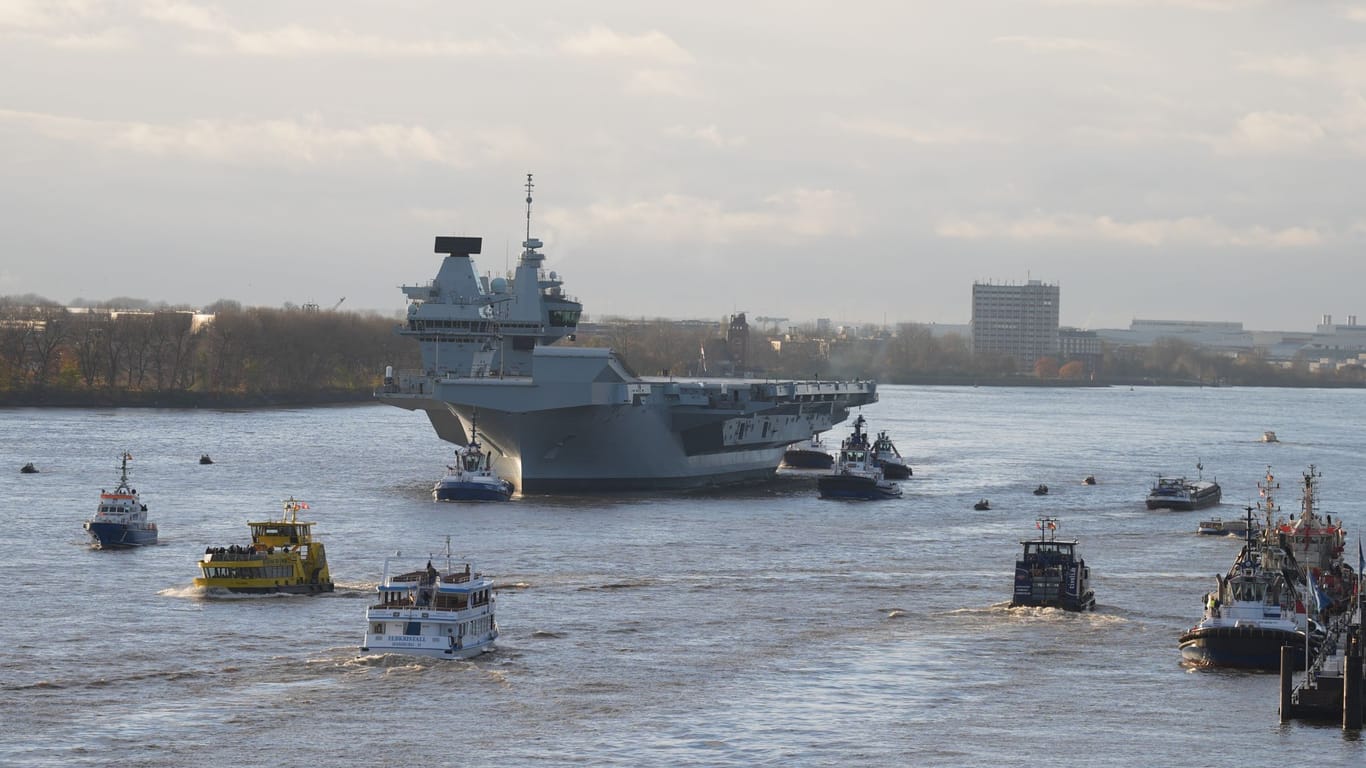 Der Flugzeugträger "Queen Elizabeth" der britischen Marine fährt in den Hamburger Hafen ein. Dort bleibt er nun eine Woche.