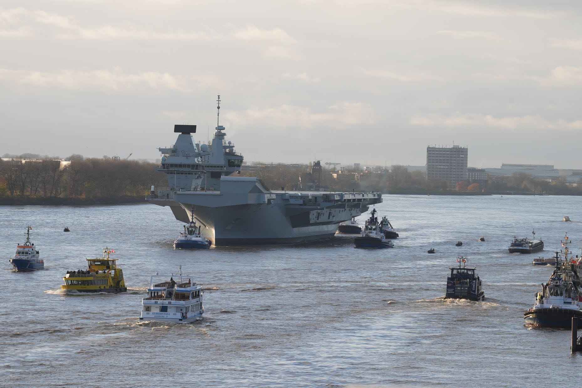 Der Flugzeugträger "Queen Elizabeth" der britischen Marine fährt in den Hamburger Hafen ein. Dort bleibt er nun eine Woche.