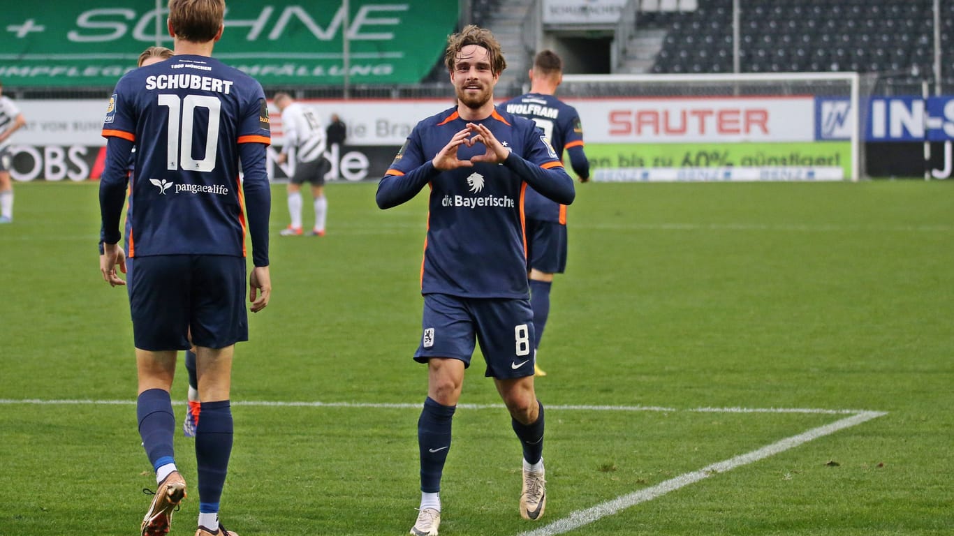 David Philipp formt nach seinem Tor zum 3:0 gegen Sandhausen ein Herz (Archivbild): Die zuletzt starke Leistung gilt es nun gegen Mannheim zu bestätigen.