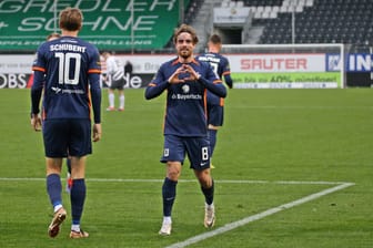 David Philipp formt nach seinem Tor zum 3:0 gegen Sandhausen ein Herz (Archivbild): Die zuletzt starke Leistung gilt es nun gegen Mannheim zu bestätigen.