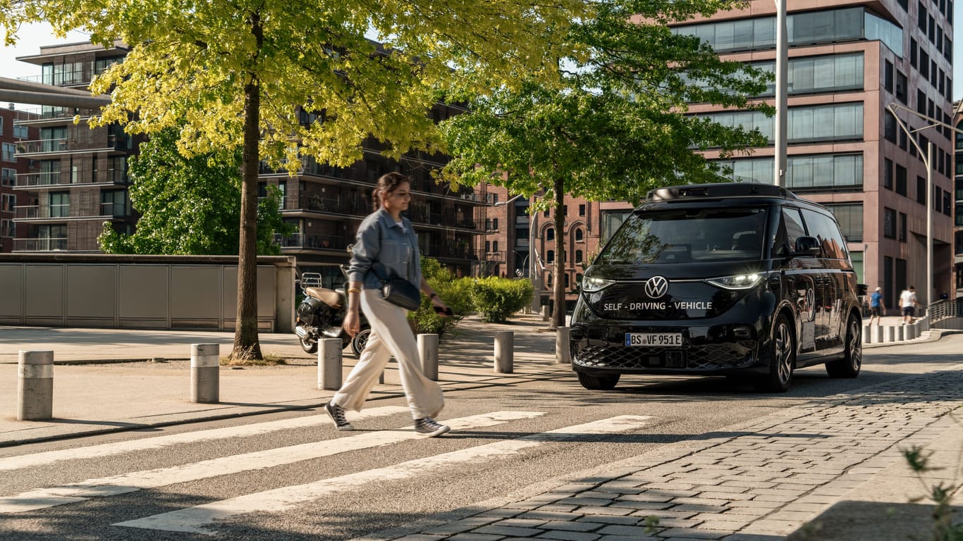 Mit Hilfe von 13 Kameras, neun Lidaren und fünf Radaren erfassen die Fahrzeuge ihre Umgebung.