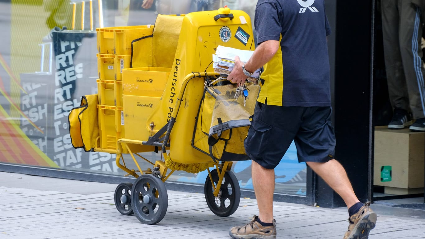 Briefzusteller (Symbolbild): Ein Mann aus Quickborn bekam kistenweise Post vom Finanzamt.