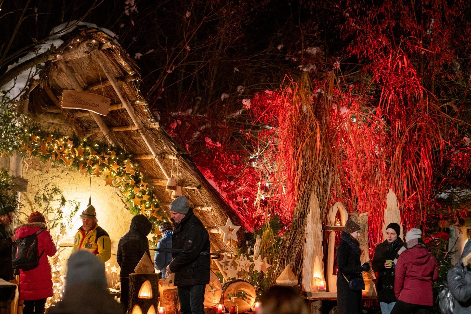 Die Halsbacher Waldweihnacht im Landkreis Altötting lädt zu einem Besuch mitten im Wald ein.