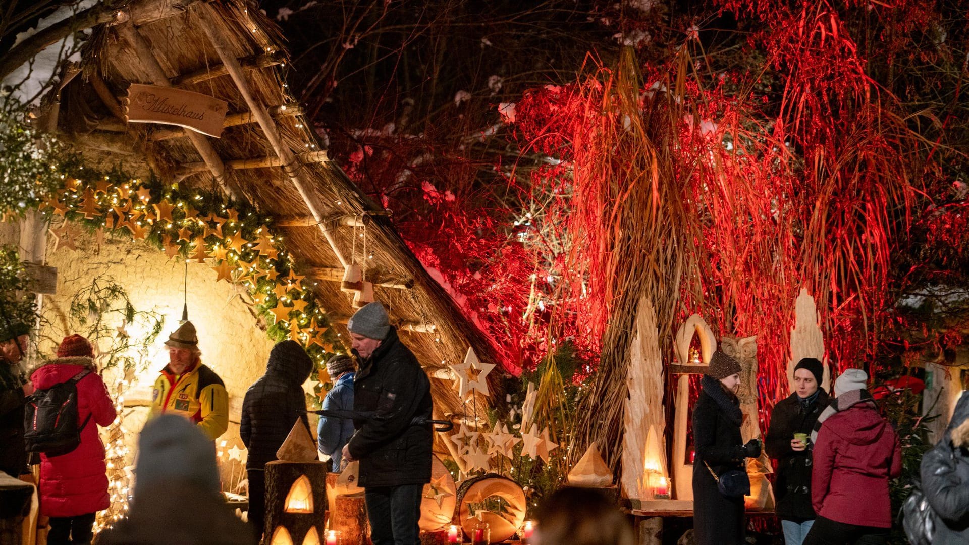 Die Halsbacher Waldweihnacht im Landkreis Altötting lädt zu einem Besuch mitten im Wald ein.