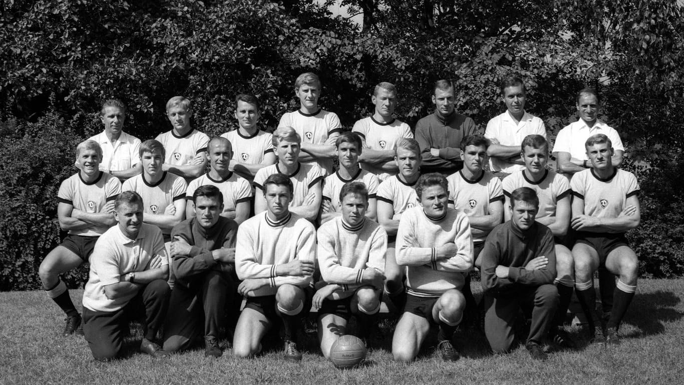 Harry Nippert (oben rechts) und Dynamo Dresden in der Saison 1969/70.