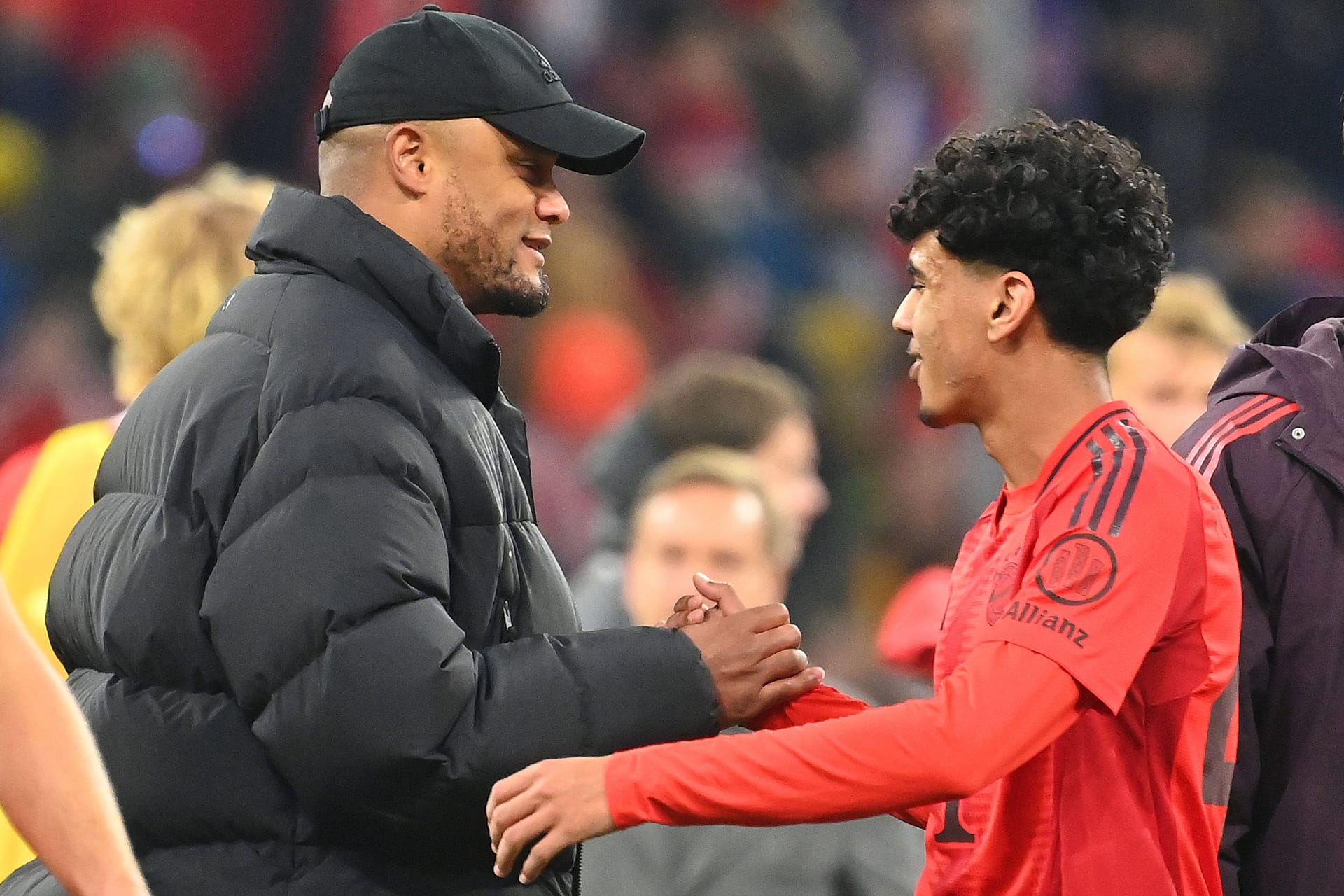 Vincent Kompany (l.) und Adam Aznou: Der Bayern-Coach verhalf dem Toptalent zu seinem Profidebüt.