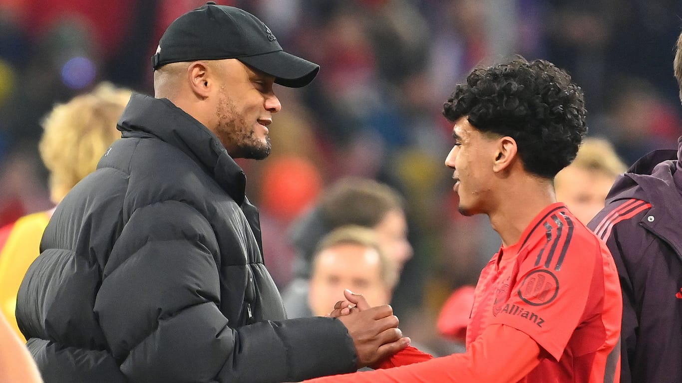 Vincent Kompany (l.) und Adam Aznou: Der Bayern-Coach verhalf dem Toptalent zu seinem Profidebüt.