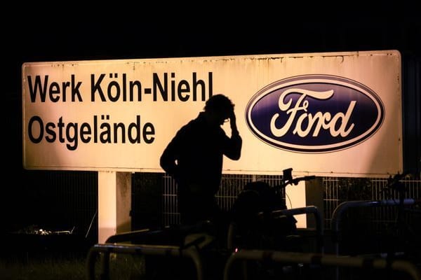 Köln: Ein Ford Mitarbeiter kommt am Morgen zur Arbeit. Zum geplanten Stellenabbau des Autobauers Ford in Köln werden am Mittwoch Details bekannt gegeben.