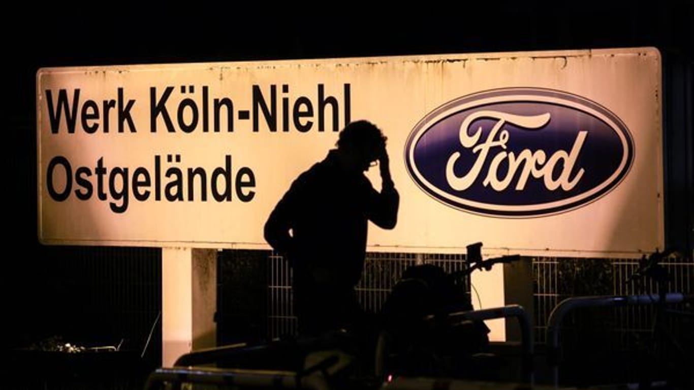 Köln: Ein Ford Mitarbeiter kommt am Morgen zur Arbeit. Zum geplanten Stellenabbau des Autobauers Ford in Köln werden am Mittwoch Details bekannt gegeben.